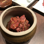 焼肉専科 肉の切り方 集会所 - 壷漬け中落ちカルビ