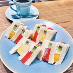 市川屋珈琲 - 季節のフルーツサンド(スイカ、キウイ、マンゴー、パイナップル)、市川屋ブレンド