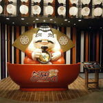 黒豚とんこつ金田家 - 入り口には恵比寿様が。