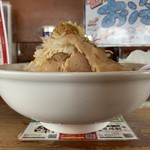 にぼ神 角ふじ - 「にぼふじ」「男盛」〔茹で前麺量 500g〕真横から。たっぷりの「茹で野菜」とは記したが、そこは『景勝軒』グループの「茹で野菜」である。常々感じているが如く、満足感の高い量は載せられてはいない。