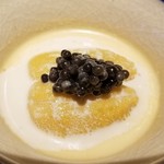 馳走 啐啄一十  - ①豆乳仕立ての雲丹プリン(北紫雲丹、北海道南茅部産)、フレッシュキャビア(ラトビア産)載せ
      北紫雲丹が底までぎっしりと詰まった豆乳プリン、キャビアの旨塩がアクセントに！