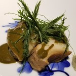 馳走 啐啄一十  - ②煮黒鮑(広島県呉産)、肝ソース、初摘みあおさ(高知県四万十川産)
      黒鮑は90℃で6時間煮てあり、軟らかさと程好い弾力が楽しめます。
      あおさの香りが鼻腔に抜け、黒鮑の旨みに華を添えます。