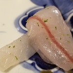 馳走 啐啄一十  - ⑦白鱚(岡山県下津井産、5日寝かせ)
      産卵期は初夏～秋、旬は春～夏。
      皮に独特の風味があり、薄皮を引いて皮下の旨みをダイレクトに味わいます。
      腹身は甘い旨み、背身は筋肉質で力強い旨み