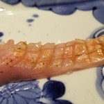 馳走 啐啄一十  - ⑩炙り金目鯛(静岡県駿河湾産、サスエ前田魚店・10日熟成)
      産卵期は夏、旬は秋～晩冬。
      金目鯛の脂のりは落ちつつある時期なので、季節の移り変わりに応じて、包丁を細かく入れ、旨みを感じ易くしてあります。