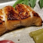 馳走 啐啄一十  - ⑬炭火焼き黒鯥(静岡県駿河湾産、サスエ前田魚店、2kg)
      産卵期は春～初夏、旬は秋～初冬
      クロムツは箸を入れると蒸気が立ち昇り、皮はパリパリ、しっかりと存在感がある脂の旨みが口の中で爆発します