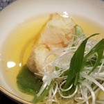 馳走 啐啄一十  - ⑭虎魚(愛媛県来島海峡産)の揚げ浸し、白葱、青葱、ヨモギの生麩、真昆布&いりこ、鰹節、鯖節、あご節の出汁のお椀
      揚げ虎魚に淡い琥珀色の出汁が滲みて、穏やかで円やかな味わいが楽しめます。