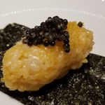 馳走 啐啄一十  - ⑯雲丹ご飯、フレッシュキャビア(ラトビア産)載せ
      赤酢のシャリの様に見えますが、北紫雲丹の混ぜご飯にフレッシュキャビアを載せ、旨みと塩みを加えた遊び心のある一品。