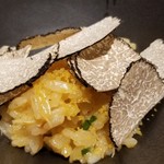 馳走 啐啄一十  - ⑰夏トリュフご飯(卵入り)、毛蟹入り、唐墨掛け
      夏トリュフの艶やかな薫りが立ち昇って来ます。
      口腔内が薫りで溢れ、満ち足りた気持ちになります。
      旨塩な唐墨が味わいに深みを加えます。