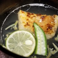 馳走 啐啄一十  - ⑤炭火焼き赤甘鯛(静岡県駿河湾産、サスエ前田魚店)、蓴菜(広島県黒瀬産)、利尻昆布と鮪節の出汁のお椀
                    炭火焼き赤甘鯛は上品な脂が活性化して甘さが増しています
                    蓴菜は朝摘みの透き通った寒天質が素晴らしい