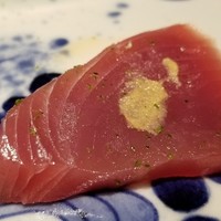 馳走 啐啄一十  - ⑫もち鰹(静岡県駿河湾産、サスエ前田魚店、船上放血)
                    餌釣りで一匹ずつ丁寧に釣られ、釣り上げ直後に船上放血した極上の鰹は、血生臭く無く、薫り高い
                    身がプルプルと震える程の弾力と旨みが素晴らしい