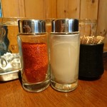 麺処 武壱 - 卓上の調味料