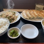 Tedukuri Tetsunabe Gyouza Souryuu - 日替わり定食¥650 餃子は大きめの具がパンパン