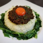 豚骨黒カレー MECHA - キーマカレーのチーズとほうれん草に黄身をトッピング！彩りがきれい٩(๑ˆOˆ๑)۶