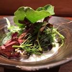 アカ - 上からソースを掛ける演出も素晴らしい