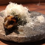 アカ - 絶妙な火入れで鮎の苦みを閉じこめマンチェゴチーズと併せるセンスの良さ