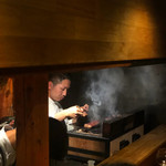 アカ - サーロインを焼く東氏