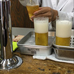 ビールスタンド重富 - シャープつぎ　注ぎ中