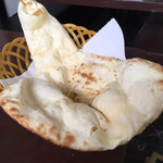 インド・ネパール料理アビヤン - プレーンナン。厚みがあって柔らか。