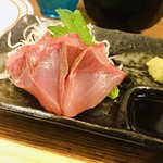 ビストロスタンドフジ - ビストロなのに 先ずは日替わりのお刺身(この日の日替わりは"切り立て天然はまちお刺身") が出てきます
さすが魚が美味しいお店！！