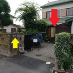 鳥音 - 黄色が看板、赤が入り口です