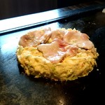 110194522 - お好み焼きを焼いてる様子