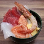 Kitchen Isaburou - 日替わり海鮮丼
                        小ぶりな どんぶりながら
                        充実した内容の海鮮丼です。