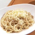 Sagamihara 欅 - 味付替え玉(２００円)を僕はニンニクパンチ味にすることが多いかな。下には魚介醤油だれ、上には多めの刻みにんにく。麺は醤油らーめんと共通の麺のはずで、かために茹で上げてもらうと、結構パツパツで個人的な推し麺。