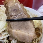 ラーメン二郎 - 【2019.5.26】豚腕肉を使用したブタはやや塩っぱい味付け。