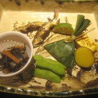 赤坂 渡なべ - 八寸（稚鮎、ヒジキの新生姜煮？、ちまき、小十、枝豆）
