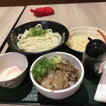 Hanamaru Udon - かけうどん中（つゆなし冷）、塩豚丼、無料の天かす、
                        半熟たまご