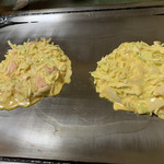 Okonomiyaki Teppanyaki Satsuki - 生地をボタっと♪