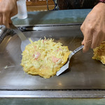 Okonomiyaki Teppanyaki Satsuki - うーん、なかなかスムーズにいきません(ｰ ｰ;)