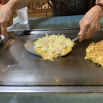 Okonomiyaki Teppanyaki Satsuki - ひっくり返しますよーっヽ(*´∀｀)