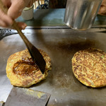 Okonomiyaki Teppanyaki Satsuki - ソース塗り塗り(^^)