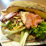 倉式珈琲店 - 料理写真:ローストビーフの石窯カンパーニュサンド