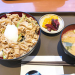 Yokohama Umaimontei - ピリ辛スタミナ丼 800円