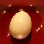 志厚 - 初卵のゆで卵（写真を撮ると言ったら違うお皿に入れてくれました）
