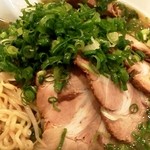 札幌亭 本部 - 炒めにんにくラーメン〔しょうゆ味：ねぎ＋焼豚トッピング〕1,100円
