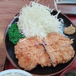 餃子会館 - 厚さ1.2～1.3cmほどのヒレカツが２枚