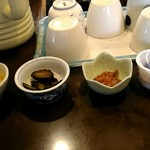 Ofukuro No Aji - 右から納豆、塩辛、漬物、もやし。
