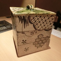 日本焼肉はせ川 表参道店 - 陶器のお重で、お肉の登場