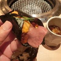 日本焼肉はせ川 表参道店 - 和牛のにぎり 雲丹とこぼれいくら