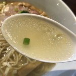 麺道 麒麟児 - 特製中華そば(塩)@1,050円のスープ