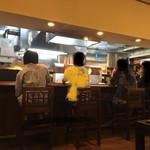 とんかつあさくら - 厨房とカウンター席の様子です