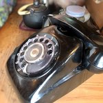 とらや - ダイヤル式黒電話（普通に現役）