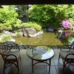 三養荘 - ベランダ越しの庭の景色