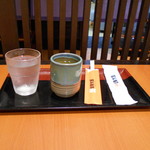 Bandou Tarou - 水、茶、箸、おしぼり
