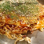 Okonomiyaki Teppanyaki Motto - お好み焼きのアップ