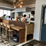 喫茶 朔望 - 築半世紀経つ雑居ビルの2階の一角をリノベーションしたカフェ