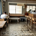 喫茶 朔望 - 築半世紀経つ雑居ビルの2階の一角をリノベーションしたカフェ